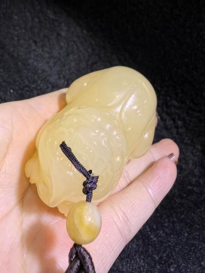 新疆黄玉貔貅手把件男款，招财纳福，玉质油润细腻！尺寸：6.8cm*4.5cm*4cm克重：164.8g