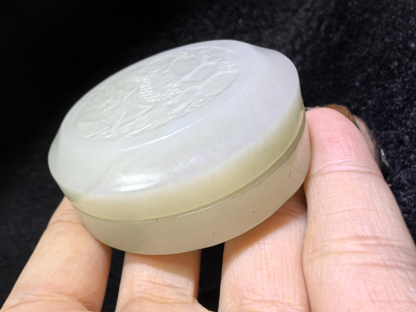 新疆和田白玉麒麟印泥盒摆件伴手礼男女款，玉质细腻结构致密，手感温润油糯十足。尺寸：5.5cm*2.2cm克重：69.6g