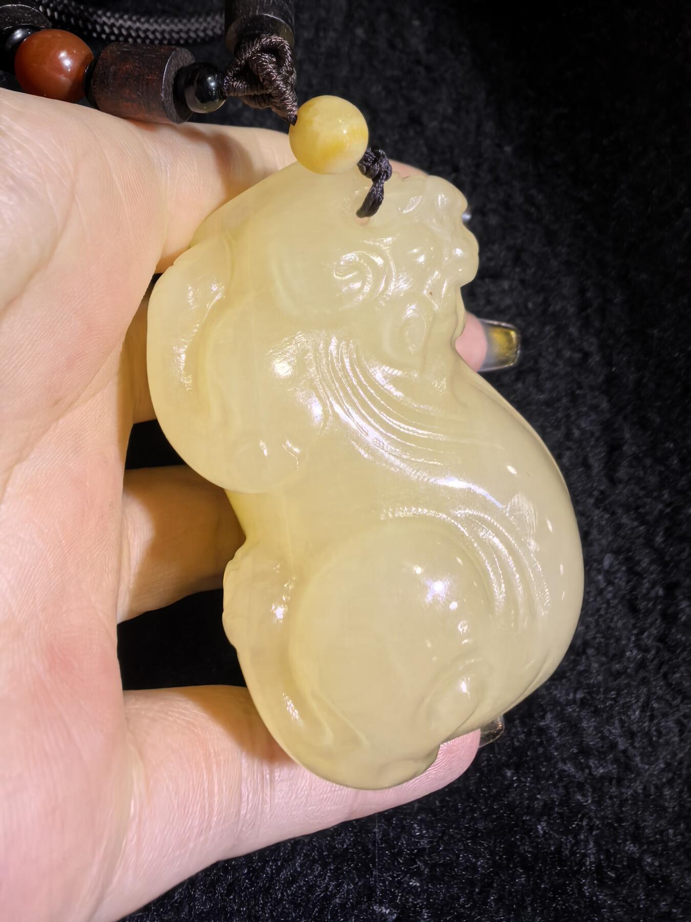 新疆黄玉貔貅手把件男款，招财纳福，玉质油润细腻！尺寸：6.8cm*4.5cm*4cm克重：164.8g