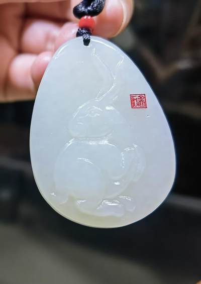 新疆和田白玉玉兔，玉质油润细腻结构致密，精雕细琢，自带国检证书支持复检！馈赠最佳伴手礼！尺寸：4.2cm*3.0cm*0.6cm克重:16g