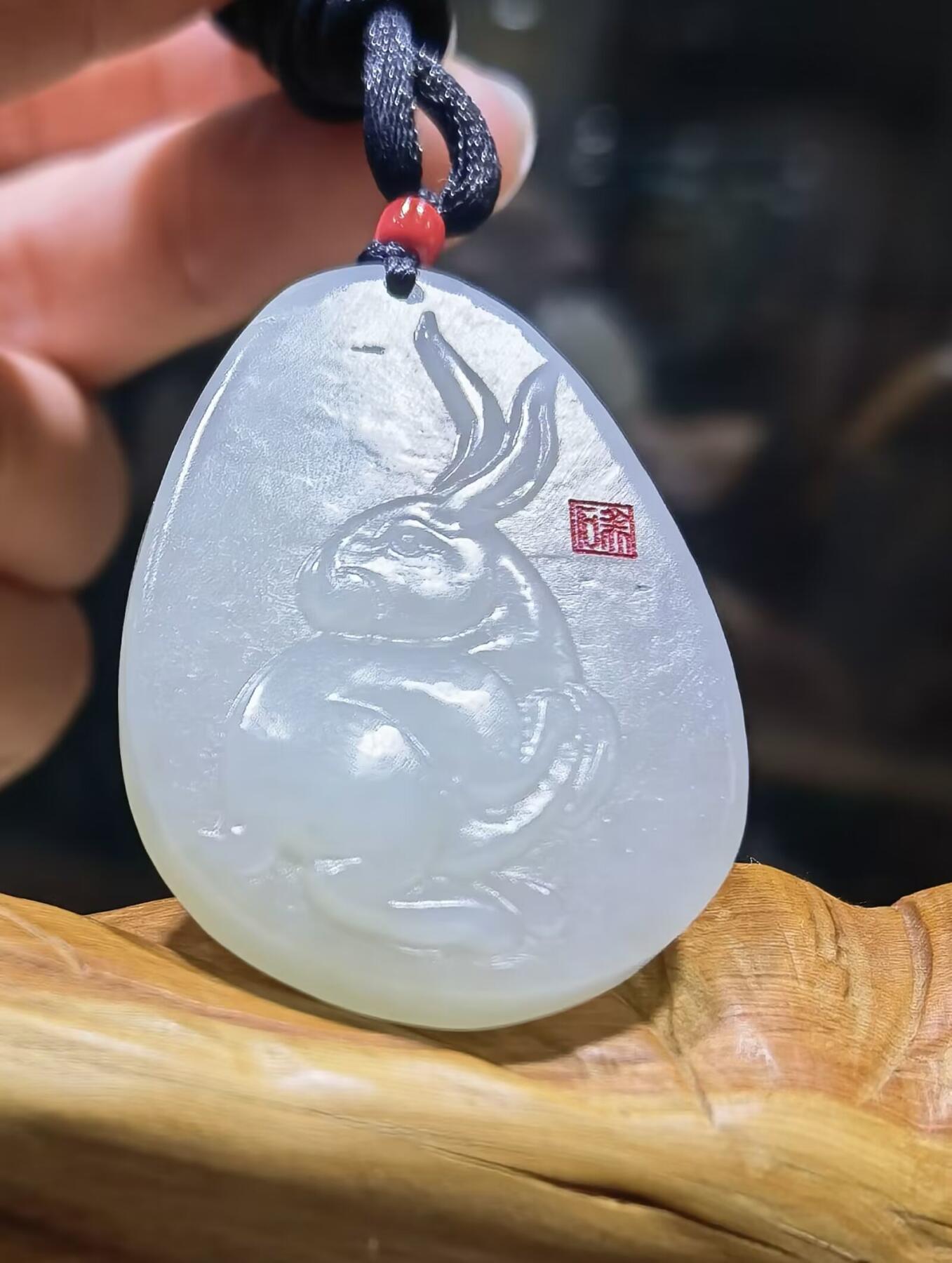 新疆和田白玉玉兔，玉质油润细腻结构致密，精雕细琢，自带国检证书支持复检！馈赠最佳伴手礼！尺寸：4.2cm*3.0cm*0.6cm克重:16g