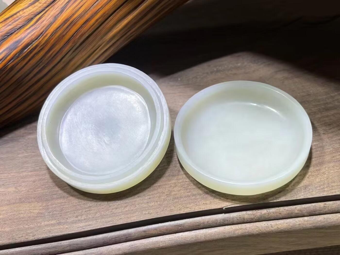 新疆和田白玉麒麟印泥盒摆件伴手礼男女款，玉质细腻结构致密，手感温润油糯十足。尺寸：5.5cm*2.2cm克重：69.6g