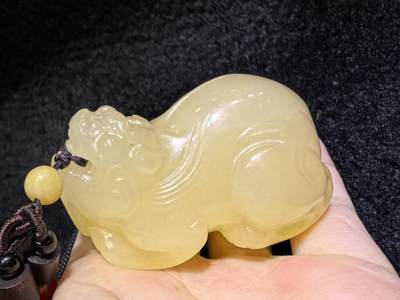 新疆黄玉貔貅手把件男款，招财纳福，玉质油润细腻！尺寸：6.8cm*4.5cm*4cm克重：164.8g
