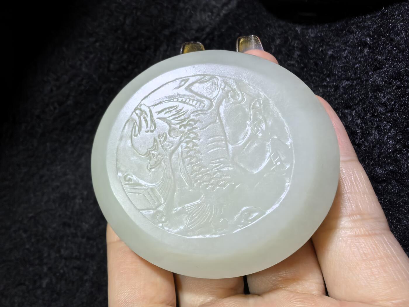 新疆和田白玉麒麟印泥盒摆件伴手礼男女款，玉质细腻结构致密，手感温润油糯十足。尺寸：5.5cm*2.2cm克重：69.6g