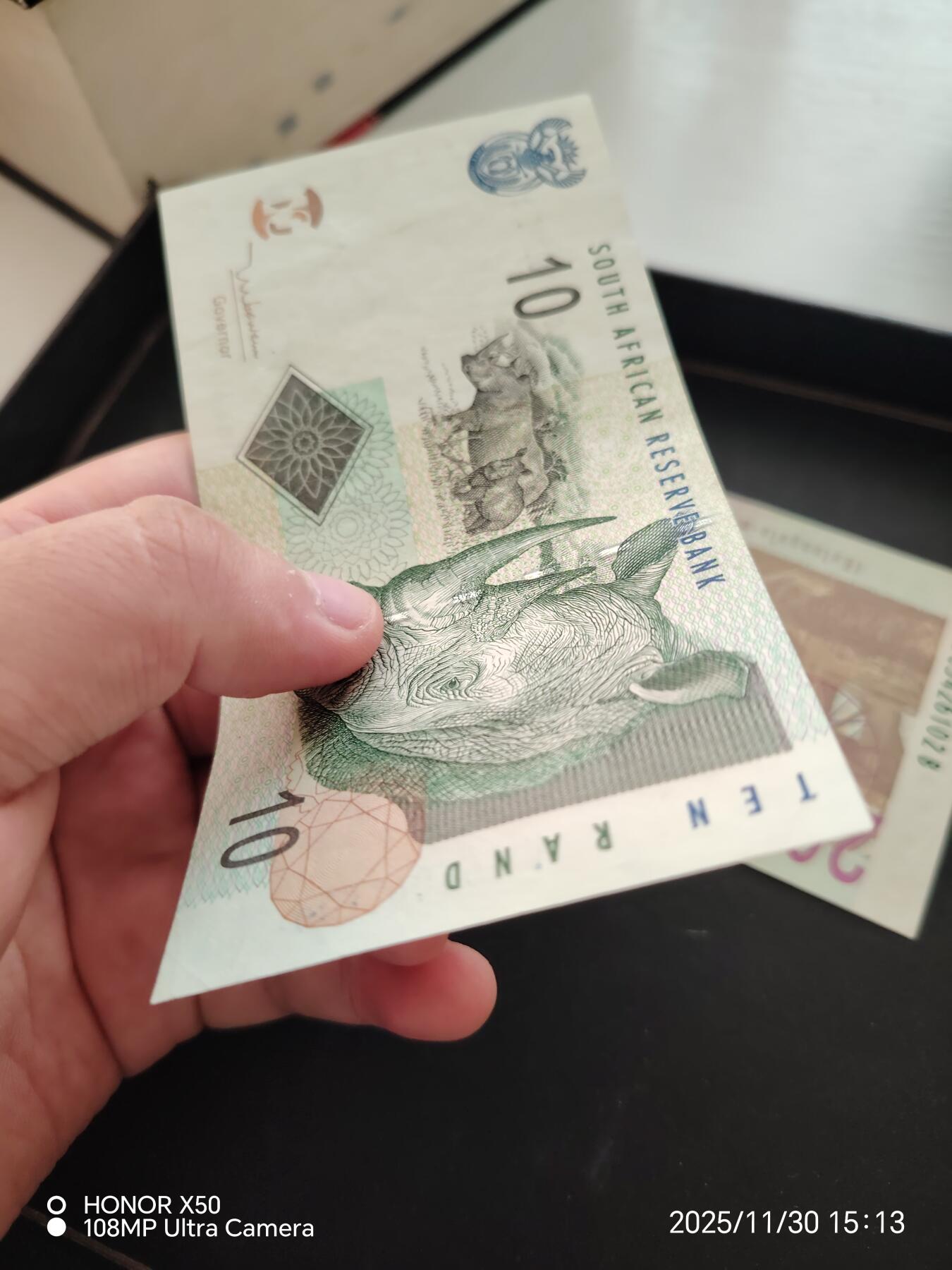 南非2005年首签版本，10兰特20兰特，流通9品左右，有轻微软折，两张一起38元包邮出，有兴趣的可以来。。。。。。。。。。。。。。