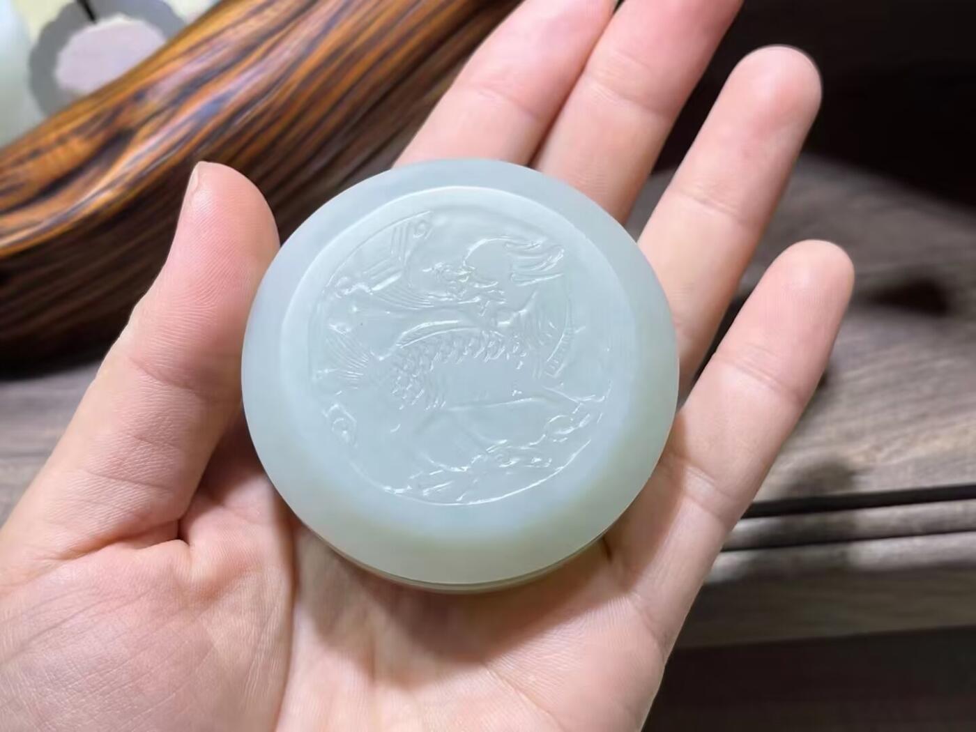 新疆和田白玉麒麟印泥盒摆件伴手礼男女款，玉质细腻结构致密，手感温润油糯十足。尺寸：5.5cm*2.2cm克重：69.6g
