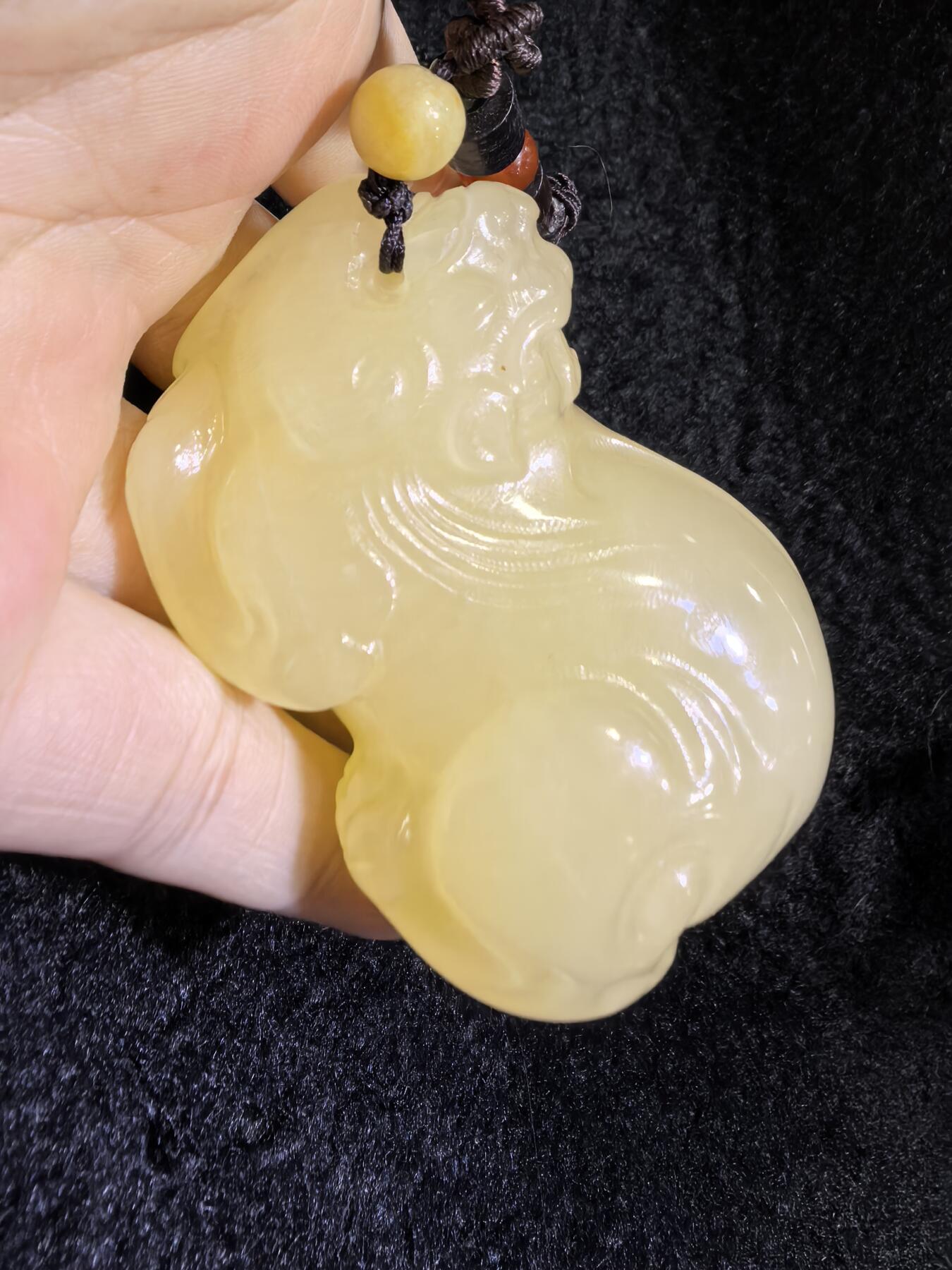 新疆黄玉貔貅手把件男款，招财纳福，玉质油润细腻！尺寸：6.8cm*4.5cm*4cm克重：164.8g
