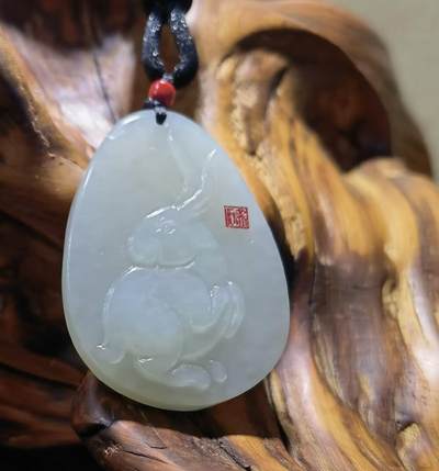 新疆和田白玉玉兔，玉质油润细腻结构致密，精雕细琢，自带国检证书支持复检！馈赠最佳伴手礼！尺寸：4.2cm*3.0cm*0.6cm克重:16g