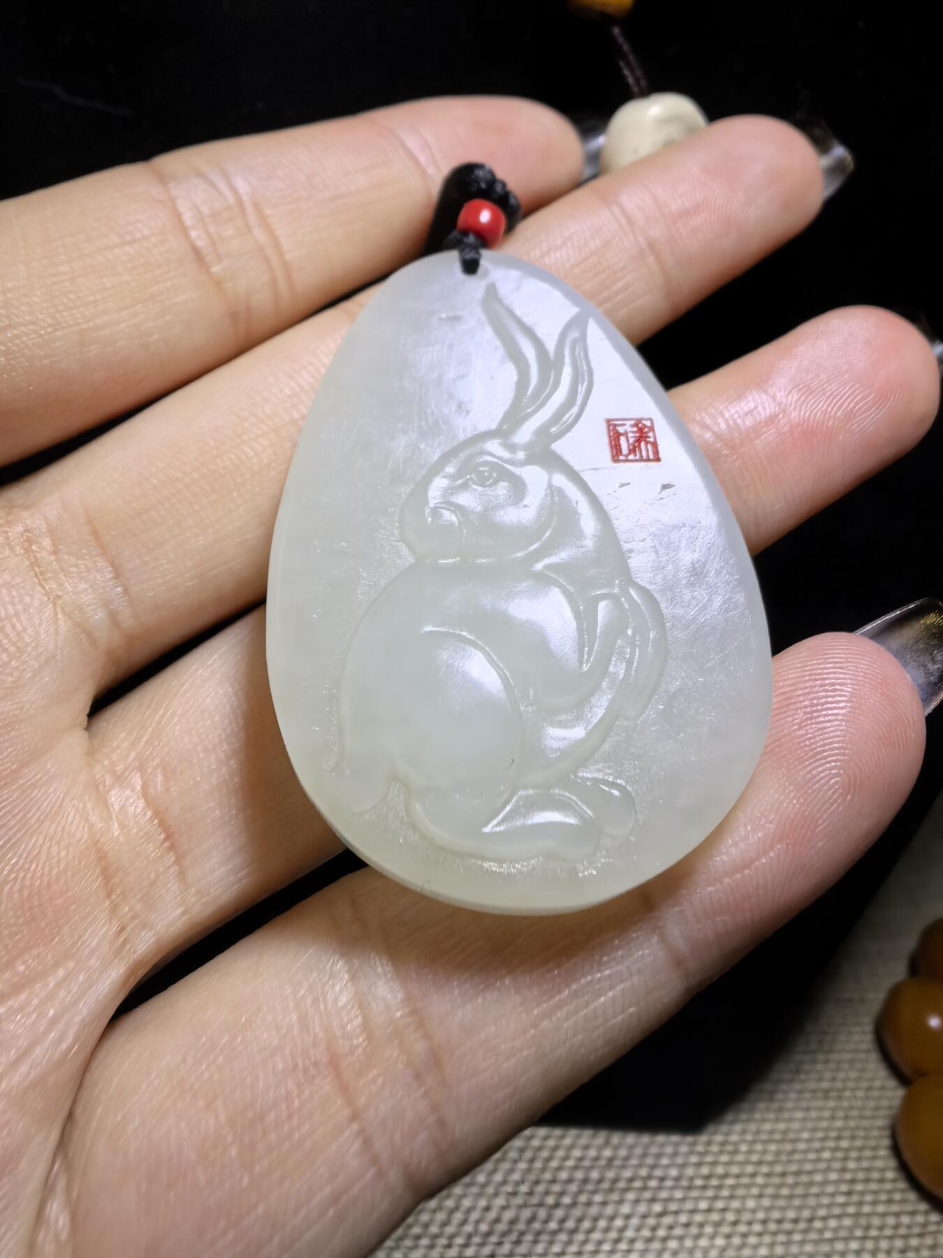 新疆和田白玉玉兔，玉质油润细腻结构致密，精雕细琢，自带国检证书支持复检！馈赠最佳伴手礼！尺寸：4.2cm*3.0cm*0.6cm克重:16g