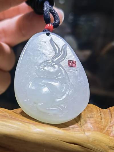 新疆和田白玉玉兔，玉质油润细腻结构致密，精雕细琢，自带国检证书支持复检！馈赠最佳伴手礼！尺寸：4.2cm*3.0cm*0.6cm克重:16g