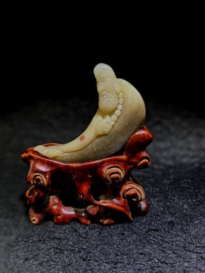 新疆且末糖料达摩祖师桌摆、家居、办公伴手礼摆件，渐变俏色巧雕达摩祖师，玉质油润细腻，造型独特，达摩祖师寓意吉祥佑安、除烦扰、事事顺意！尺寸不含底座：10cm*6cm*1.9cm 克重：115.9g