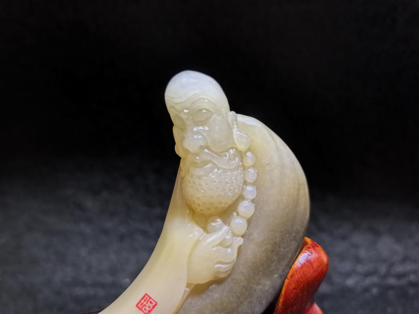 新疆且末糖料达摩祖师桌摆、家居、办公伴手礼摆件，渐变俏色巧雕达摩祖师，玉质油润细腻，造型独特，达摩祖师寓意吉祥佑安、除烦扰、事事顺意！尺寸不含底座：10cm*6cm*1.9cm 克重：115.9g