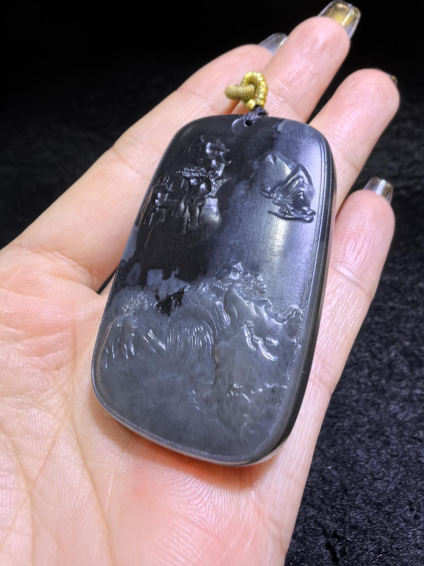 和田墨玉意境山水牌吊坠挂件男款，精雕细刻，吉祥如意，长寿安康，如墨泼云海，挥豪泼墨写华年。尺寸：5.3cm*3.5cm*1.1cm克重：45.2g