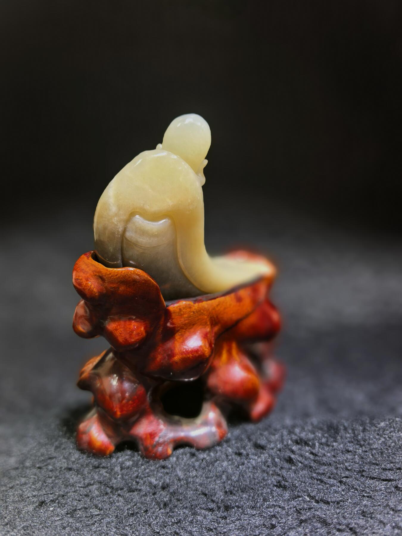 新疆且末糖料达摩祖师桌摆、家居、办公伴手礼摆件，渐变俏色巧雕达摩祖师，玉质油润细腻，造型独特，达摩祖师寓意吉祥佑安、除烦扰、事事顺意！尺寸不含底座：10cm*6cm*1.9cm 克重：115.9g