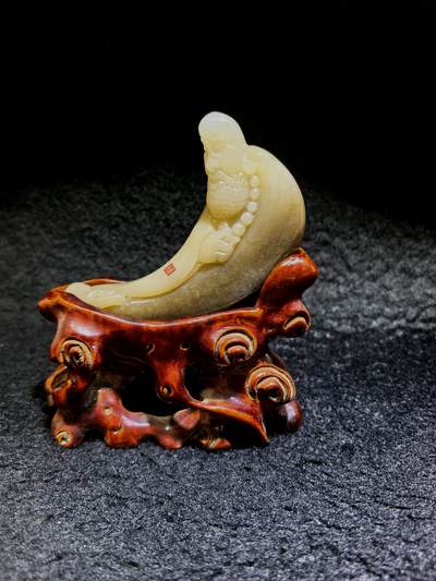 新疆且末糖料达摩祖师桌摆、家居、办公伴手礼摆件，渐变俏色巧雕达摩祖师，玉质油润细腻，造型独特，达摩祖师寓意吉祥佑安、除烦扰、事事顺意！尺寸不含底座：10cm*6cm*1.9cm 克重：115.9g