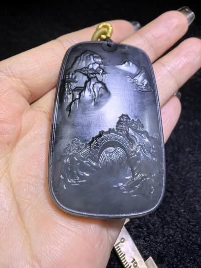 和田墨玉意境山水牌吊坠挂件男款，精雕细刻，吉祥如意，长寿安康，如墨泼云海，挥豪泼墨写华年。尺寸：5.3cm*3.5cm*1.1cm克重：45.2g