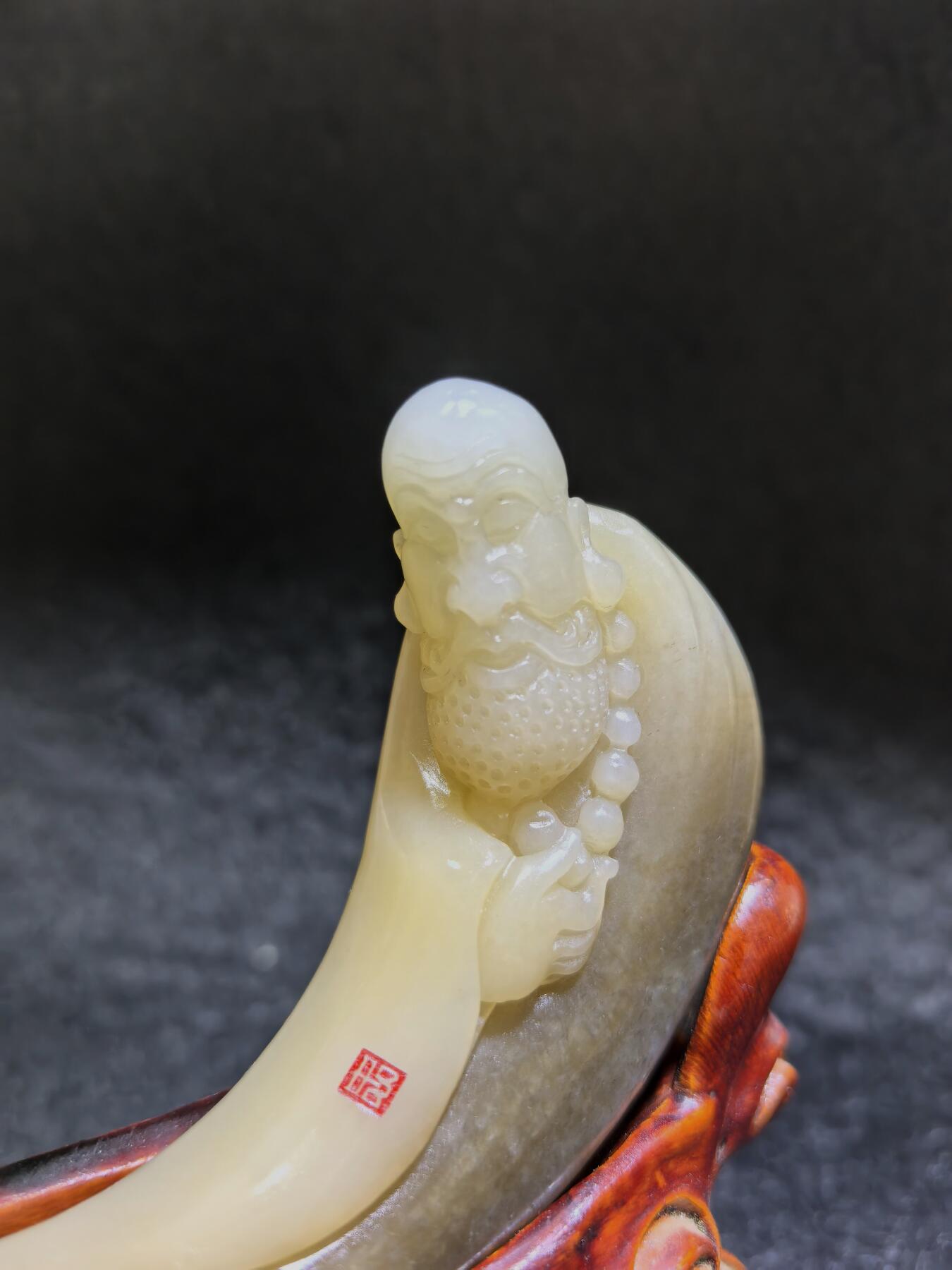 新疆且末糖料达摩祖师桌摆、家居、办公伴手礼摆件，渐变俏色巧雕达摩祖师，玉质油润细腻，造型独特，达摩祖师寓意吉祥佑安、除烦扰、事事顺意！尺寸不含底座：10cm*6cm*1.9cm 克重：115.9g