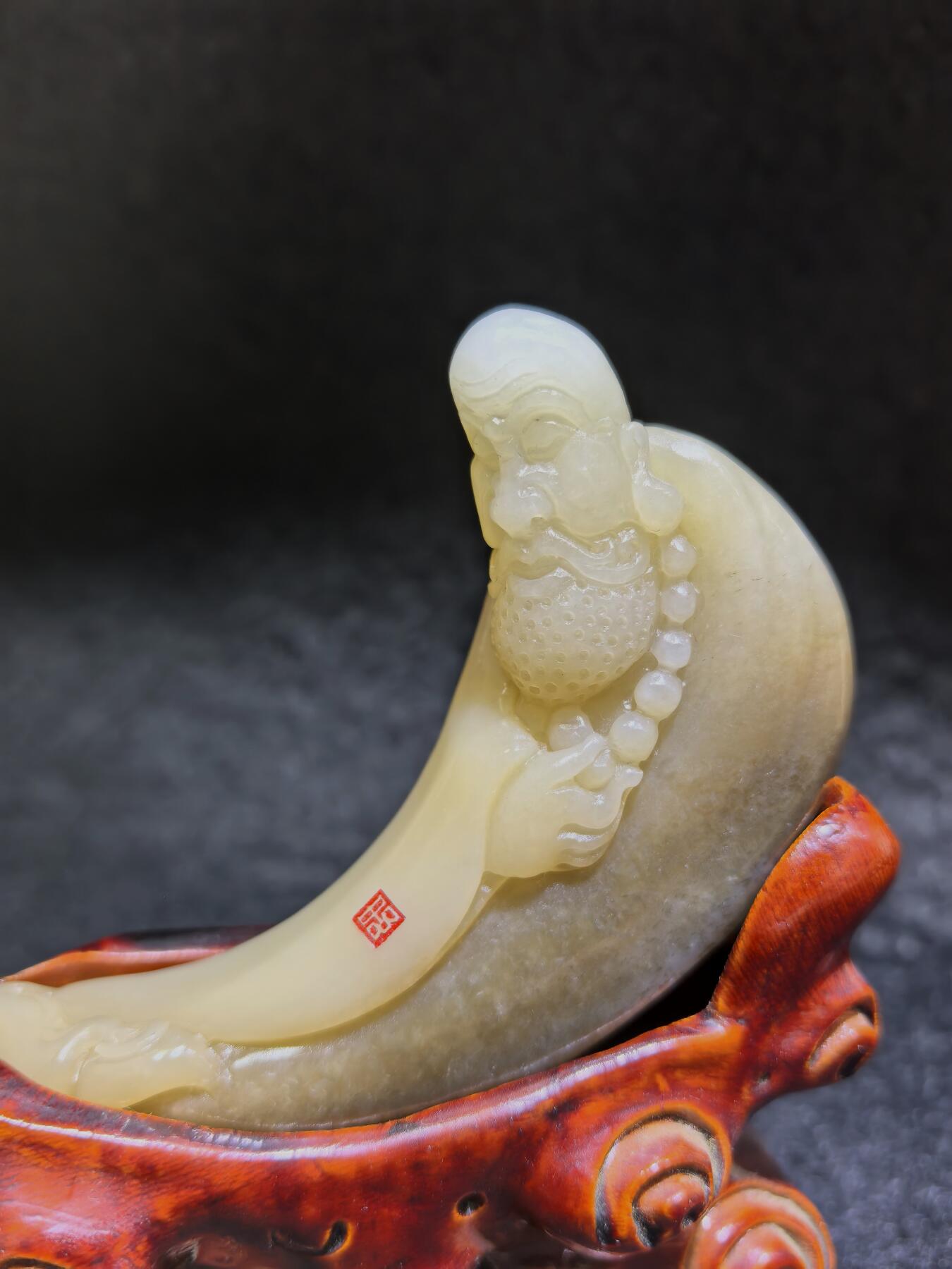 新疆且末糖料达摩祖师桌摆、家居、办公伴手礼摆件，渐变俏色巧雕达摩祖师，玉质油润细腻，造型独特，达摩祖师寓意吉祥佑安、除烦扰、事事顺意！尺寸不含底座：10cm*6cm*1.9cm 克重：115.9g