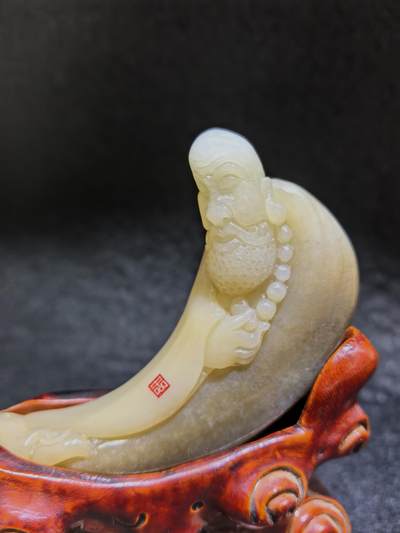 新疆且末糖料达摩祖师桌摆、家居、办公伴手礼摆件，渐变俏色巧雕达摩祖师，玉质油润细腻，造型独特，达摩祖师寓意吉祥佑安、除烦扰、事事顺意！尺寸不含底座：10cm*6cm*1.9cm 克重：115.9g