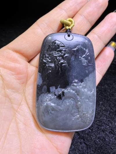 和田墨玉意境山水牌吊坠挂件男款，精雕细刻，吉祥如意，长寿安康，如墨泼云海，挥豪泼墨写华年。尺寸：5.3cm*3.5cm*1.1cm克重：45.2g