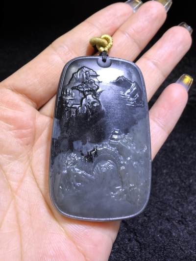 和田墨玉意境山水牌吊坠挂件男款，精雕细刻，吉祥如意，长寿安康，如墨泼云海，挥豪泼墨写华年。尺寸：5.3cm*3.5cm*1.1cm克重：45.2g