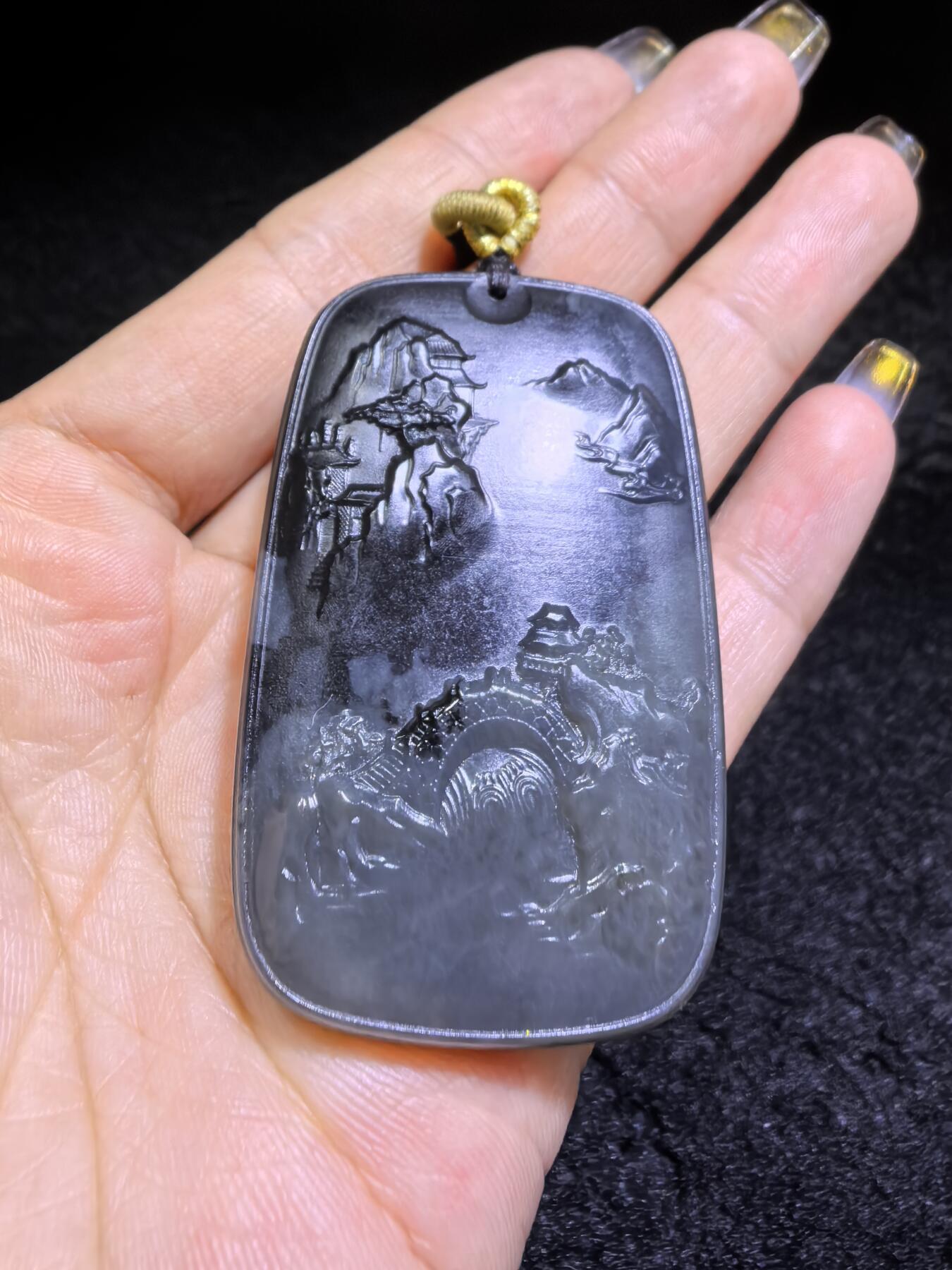 和田墨玉意境山水牌吊坠挂件男款，精雕细刻，吉祥如意，长寿安康，如墨泼云海，挥豪泼墨写华年。尺寸：5.3cm*3.5cm*1.1cm克重：45.2g