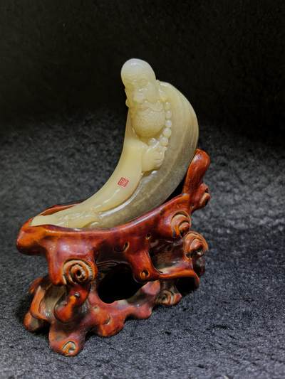 新疆且末糖料达摩祖师桌摆、家居、办公伴手礼摆件，渐变俏色巧雕达摩祖师，玉质油润细腻，造型独特，达摩祖师寓意吉祥佑安、除烦扰、事事顺意！尺寸不含底座：10cm*6cm*1.9cm 克重：115.9g