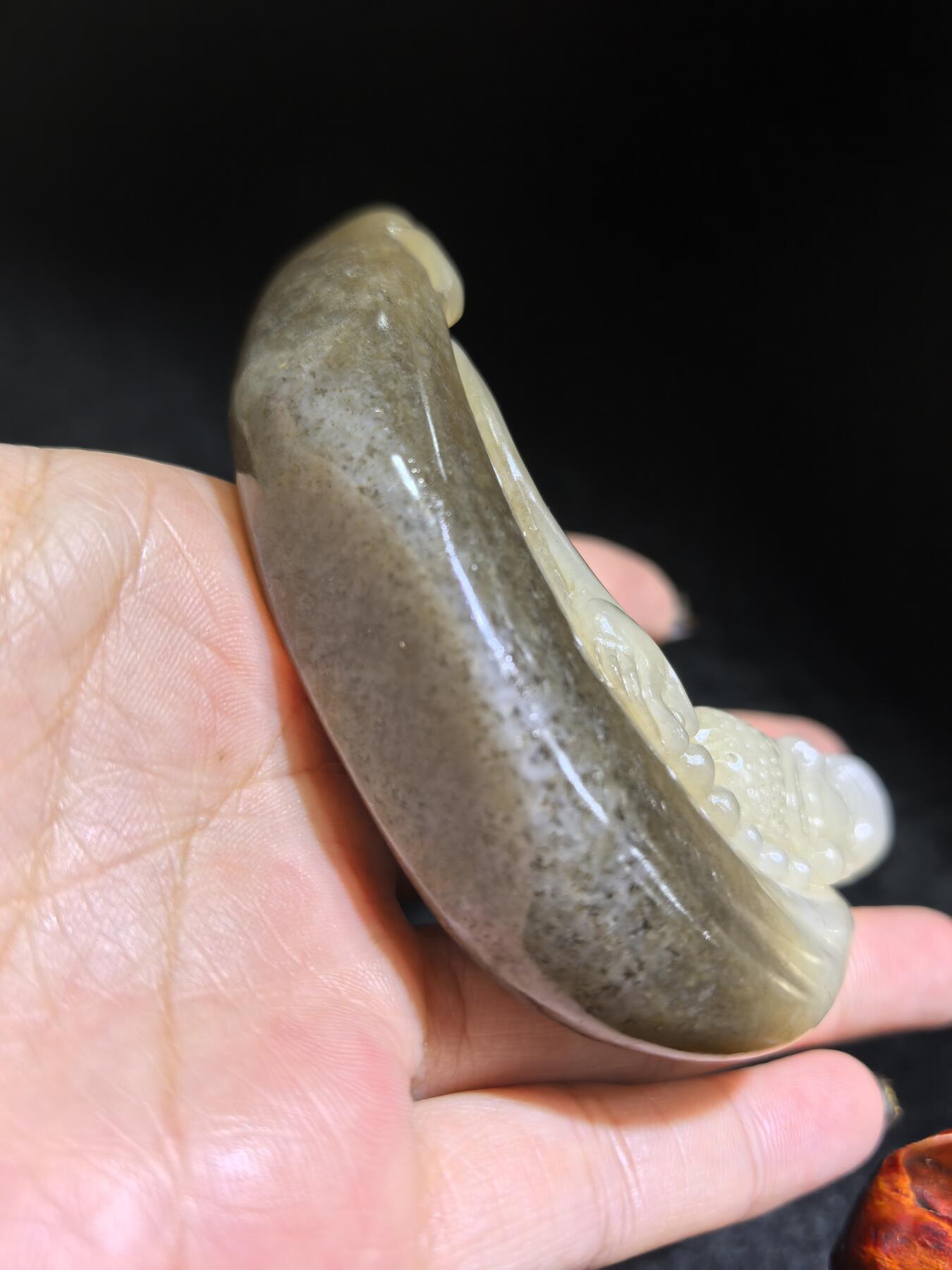 新疆且末糖料达摩祖师桌摆、家居、办公伴手礼摆件，渐变俏色巧雕达摩祖师，玉质油润细腻，造型独特，达摩祖师寓意吉祥佑安、除烦扰、事事顺意！尺寸不含底座：10cm*6cm*1.9cm 克重：115.9g