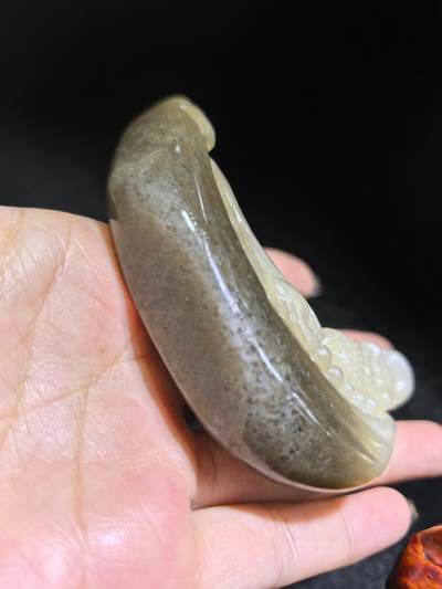 新疆且末糖料达摩祖师桌摆、家居、办公伴手礼摆件，渐变俏色巧雕达摩祖师，玉质油润细腻，造型独特，达摩祖师寓意吉祥佑安、除烦扰、事事顺意！尺寸不含底座：10cm*6cm*1.9cm 克重：115.9g