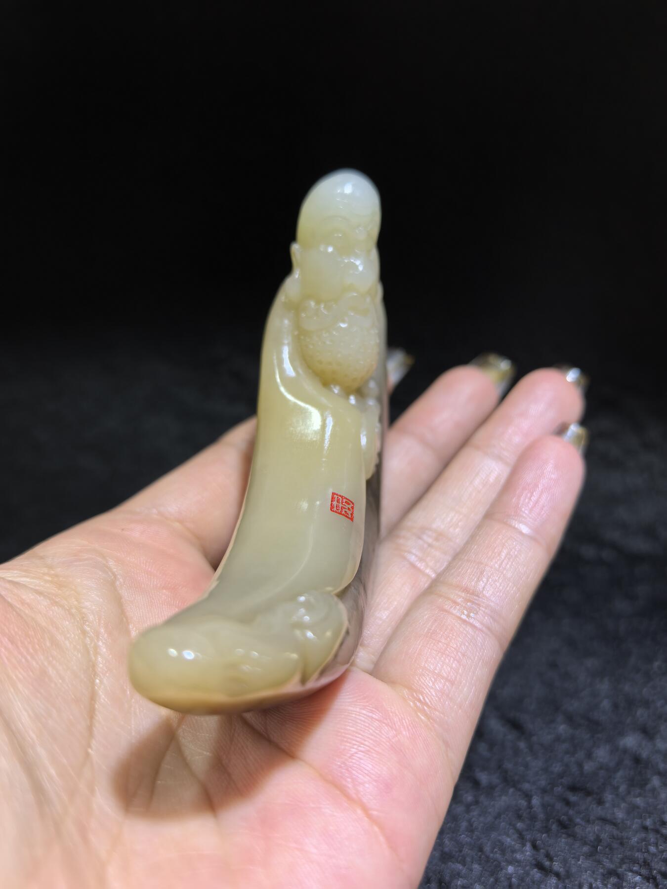 新疆且末糖料达摩祖师桌摆、家居、办公伴手礼摆件，渐变俏色巧雕达摩祖师，玉质油润细腻，造型独特，达摩祖师寓意吉祥佑安、除烦扰、事事顺意！尺寸不含底座：10cm*6cm*1.9cm 克重：115.9g