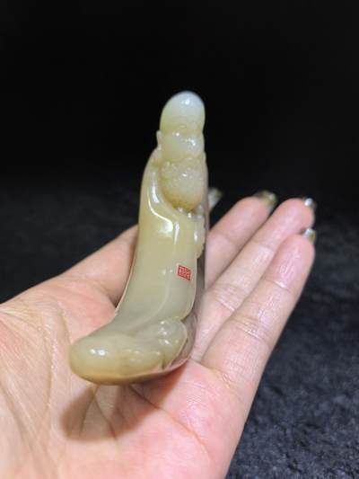 新疆且末糖料达摩祖师桌摆、家居、办公伴手礼摆件，渐变俏色巧雕达摩祖师，玉质油润细腻，造型独特，达摩祖师寓意吉祥佑安、除烦扰、事事顺意！尺寸不含底座：10cm*6cm*1.9cm 克重：115.9g