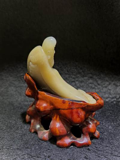 新疆且末糖料达摩祖师桌摆、家居、办公伴手礼摆件，渐变俏色巧雕达摩祖师，玉质油润细腻，造型独特，达摩祖师寓意吉祥佑安、除烦扰、事事顺意！尺寸不含底座：10cm*6cm*1.9cm 克重：115.9g