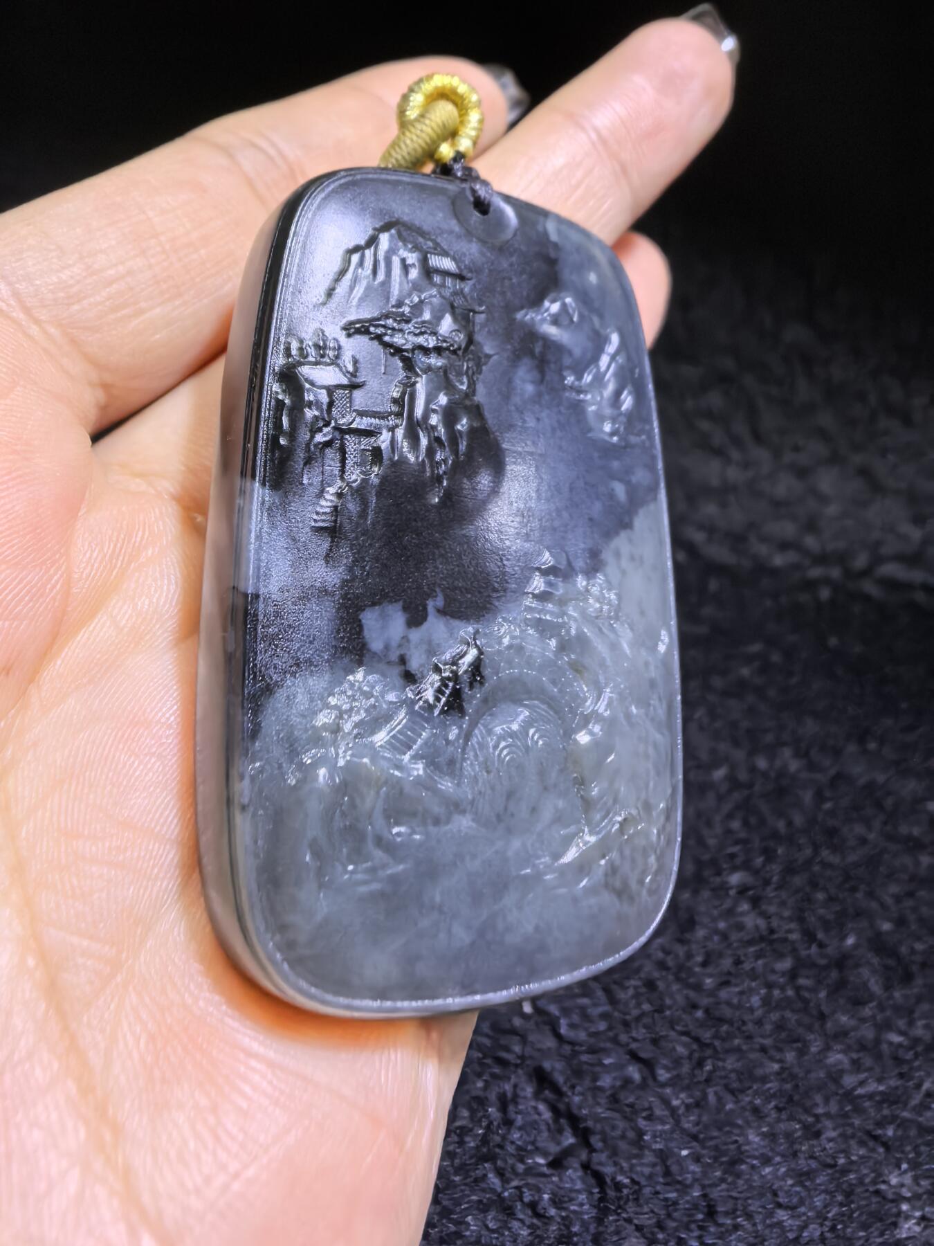 和田墨玉意境山水牌吊坠挂件男款，精雕细刻，吉祥如意，长寿安康，如墨泼云海，挥豪泼墨写华年。尺寸：5.3cm*3.5cm*1.1cm克重：45.2g