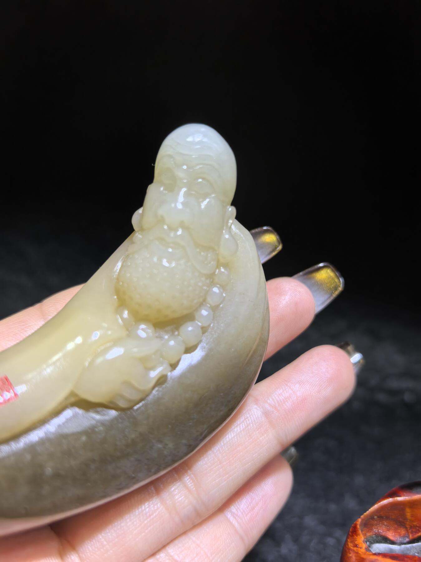 新疆且末糖料达摩祖师桌摆、家居、办公伴手礼摆件，渐变俏色巧雕达摩祖师，玉质油润细腻，造型独特，达摩祖师寓意吉祥佑安、除烦扰、事事顺意！尺寸不含底座：10cm*6cm*1.9cm 克重：115.9g