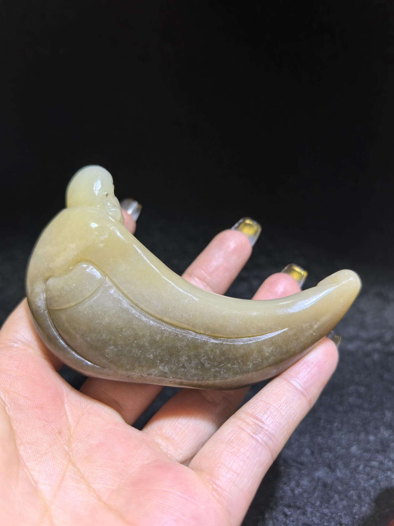 新疆且末糖料达摩祖师桌摆、家居、办公伴手礼摆件，渐变俏色巧雕达摩祖师，玉质油润细腻，造型独特，达摩祖师寓意吉祥佑安、除烦扰、事事顺意！尺寸不含底座：10cm*6cm*1.9cm 克重：115.9g