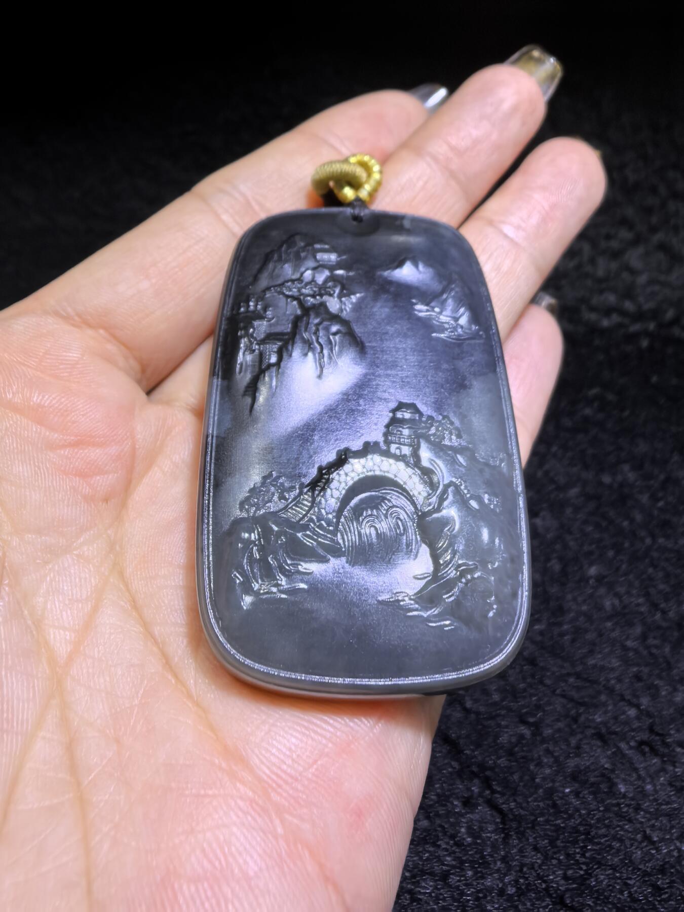 和田墨玉意境山水牌吊坠挂件男款，精雕细刻，吉祥如意，长寿安康，如墨泼云海，挥豪泼墨写华年。尺寸：5.3cm*3.5cm*1.1cm克重：45.2g