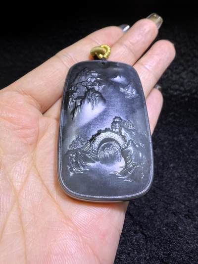 和田墨玉意境山水牌吊坠挂件男款，精雕细刻，吉祥如意，长寿安康，如墨泼云海，挥豪泼墨写华年。尺寸：5.3cm*3.5cm*1.1cm克重：45.2g