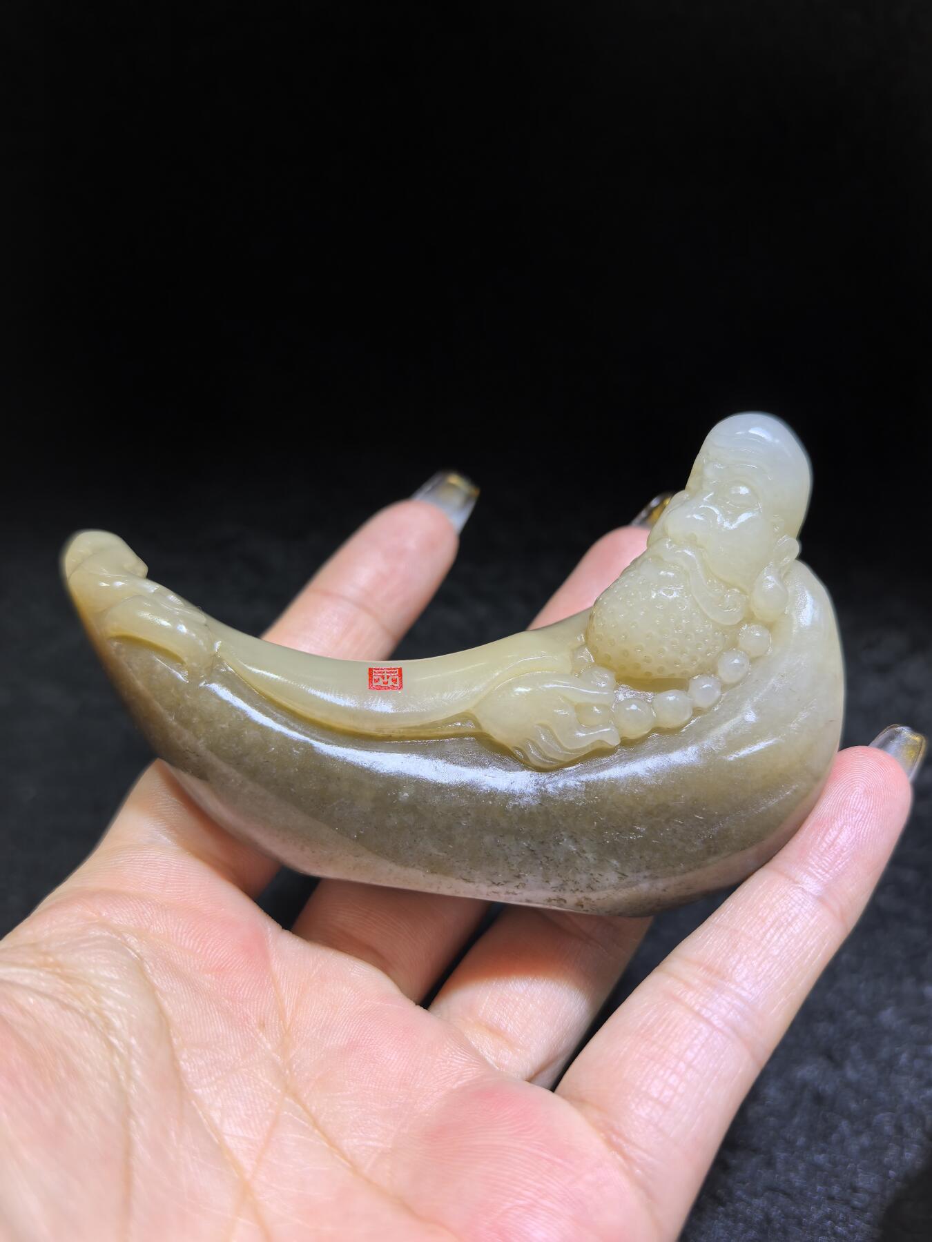 新疆且末糖料达摩祖师桌摆、家居、办公伴手礼摆件，渐变俏色巧雕达摩祖师，玉质油润细腻，造型独特，达摩祖师寓意吉祥佑安、除烦扰、事事顺意！尺寸不含底座：10cm*6cm*1.9cm 克重：115.9g