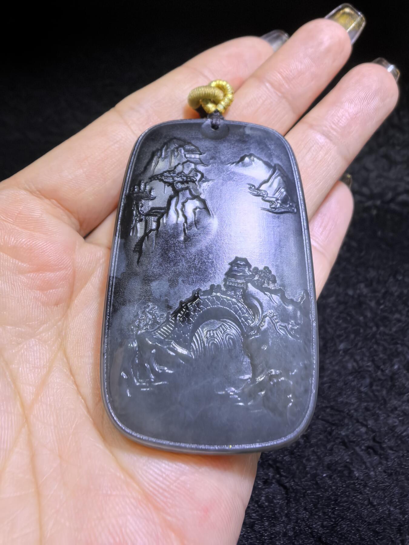 和田墨玉意境山水牌吊坠挂件男款，精雕细刻，吉祥如意，长寿安康，如墨泼云海，挥豪泼墨写华年。尺寸：5.3cm*3.5cm*1.1cm克重：45.2g