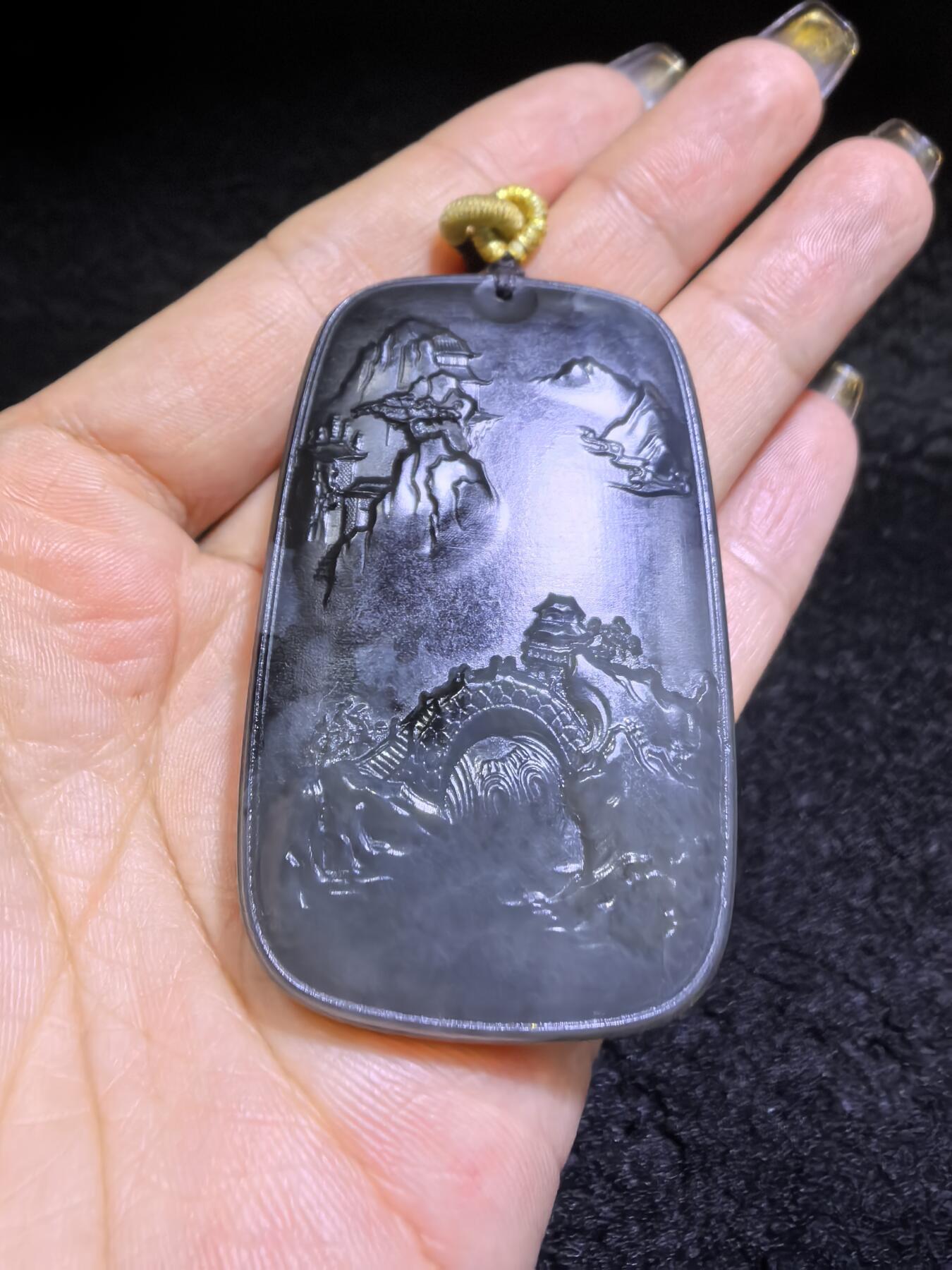 和田墨玉意境山水牌吊坠挂件男款，精雕细刻，吉祥如意，长寿安康，如墨泼云海，挥豪泼墨写华年。尺寸：5.3cm*3.5cm*1.1cm克重：45.2g