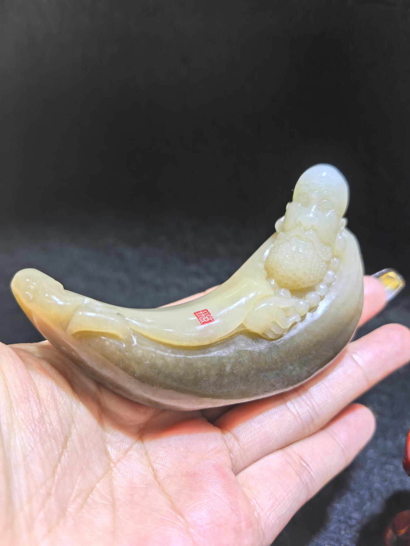 新疆且末糖料达摩祖师桌摆、家居、办公伴手礼摆件，渐变俏色巧雕达摩祖师，玉质油润细腻，造型独特，达摩祖师寓意吉祥佑安、除烦扰、事事顺意！尺寸不含底座：10cm*6cm*1.9cm 克重：115.9g