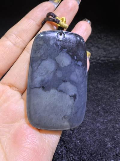 和田墨玉意境山水牌吊坠挂件男款，精雕细刻，吉祥如意，长寿安康，如墨泼云海，挥豪泼墨写华年。尺寸：5.3cm*3.5cm*1.1cm克重：45.2g