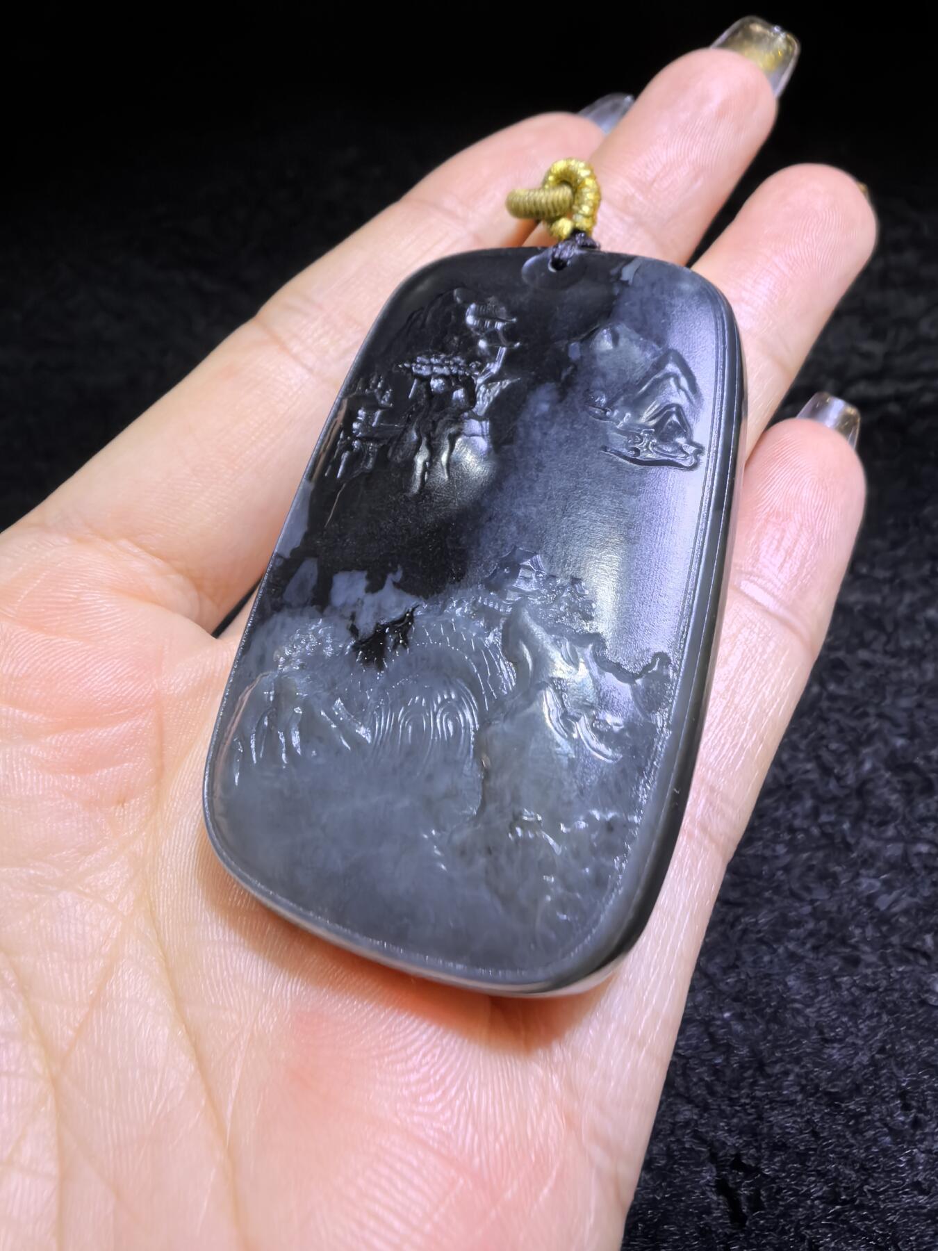 和田墨玉意境山水牌吊坠挂件男款，精雕细刻，吉祥如意，长寿安康，如墨泼云海，挥豪泼墨写华年。尺寸：5.3cm*3.5cm*1.1cm克重：45.2g