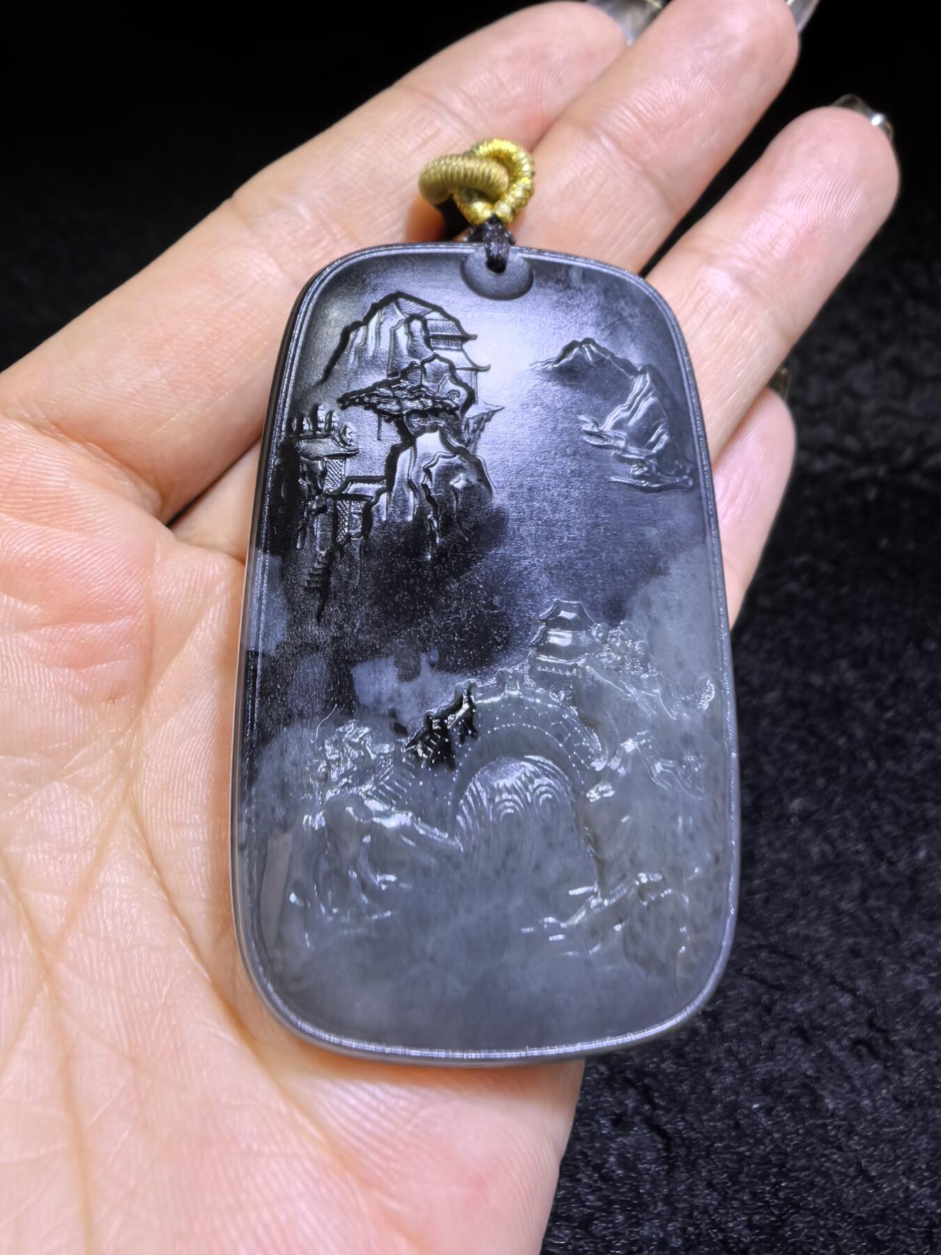 和田墨玉意境山水牌吊坠挂件男款，精雕细刻，吉祥如意，长寿安康，如墨泼云海，挥豪泼墨写华年。尺寸：5.3cm*3.5cm*1.1cm克重：45.2g