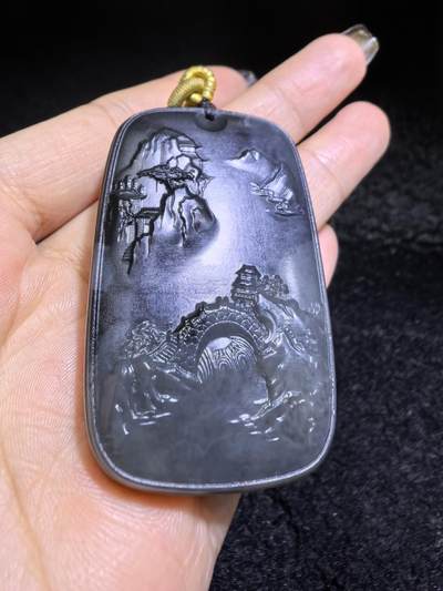 和田墨玉意境山水牌吊坠挂件男款，精雕细刻，吉祥如意，长寿安康，如墨泼云海，挥豪泼墨写华年。尺寸：5.3cm*3.5cm*1.1cm克重：45.2g