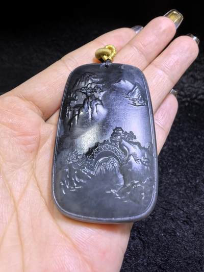 和田墨玉意境山水牌吊坠挂件男款，精雕细刻，吉祥如意，长寿安康，如墨泼云海，挥豪泼墨写华年。尺寸：5.3cm*3.5cm*1.1cm克重：45.2g