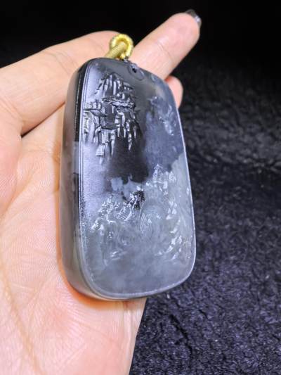 和田墨玉意境山水牌吊坠挂件男款，精雕细刻，吉祥如意，长寿安康，如墨泼云海，挥豪泼墨写华年。尺寸：5.3cm*3.5cm*1.1cm克重：45.2g