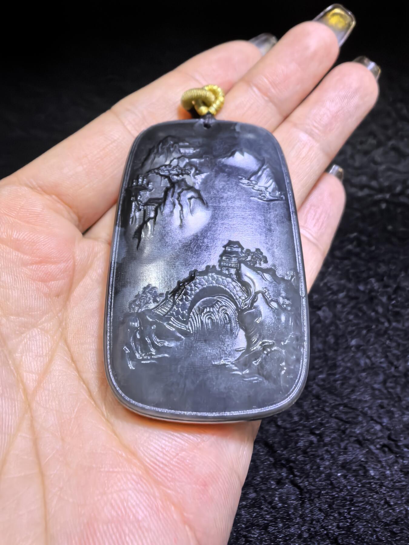 和田墨玉意境山水牌吊坠挂件男款，精雕细刻，吉祥如意，长寿安康，如墨泼云海，挥豪泼墨写华年。尺寸：5.3cm*3.5cm*1.1cm克重：45.2g