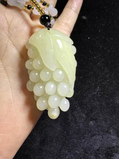 和田玉多子多福吊坠挂件男女款，玉质油润细腻，精雕细刻，尺寸：4.6cm.*2.8cm*1.8cm    克重：31g