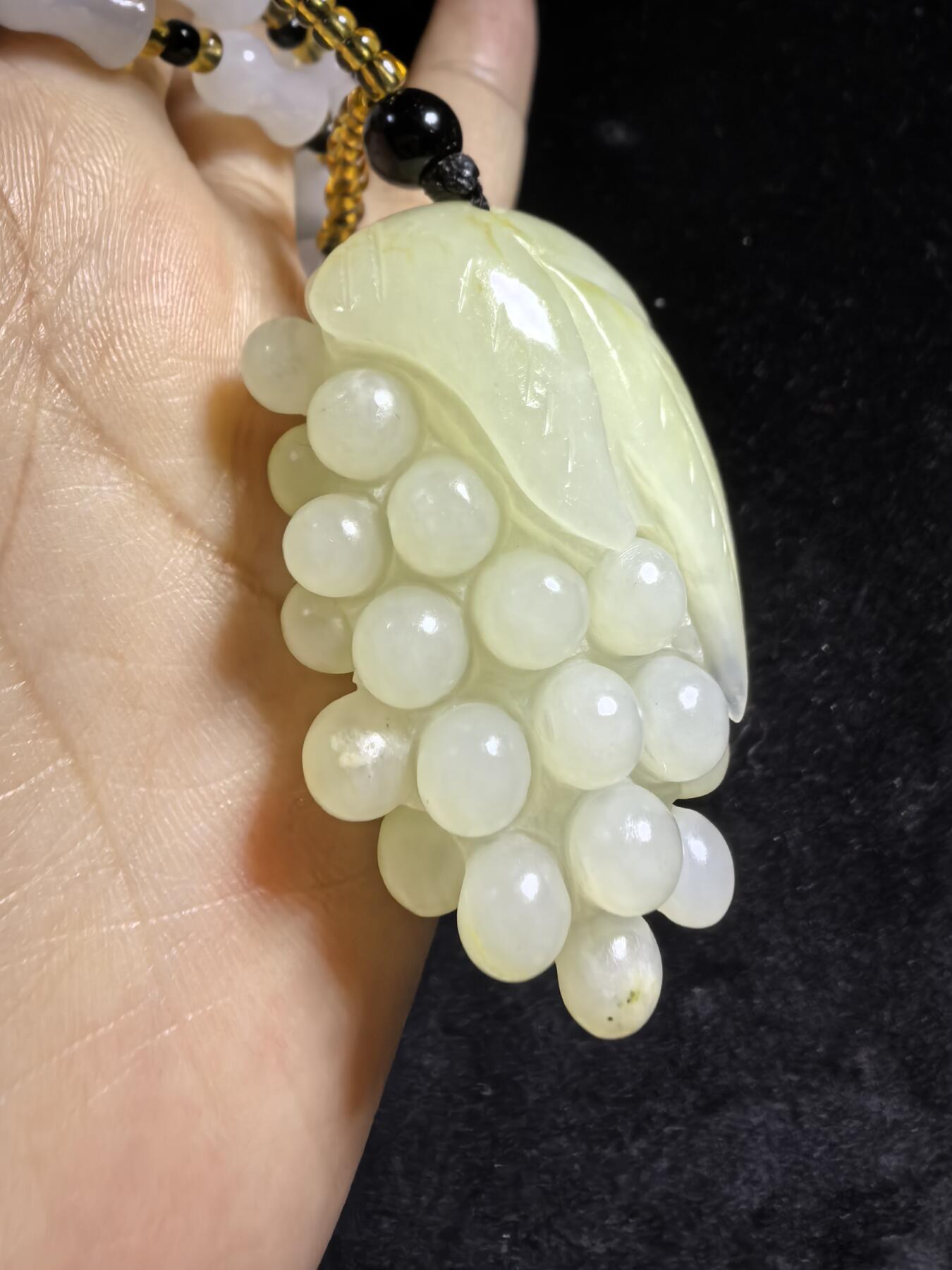 和田玉多子多福吊坠挂件男女款，玉质油润细腻，精雕细刻，尺寸：4.6cm.*2.8cm*1.8cm    克重：31g